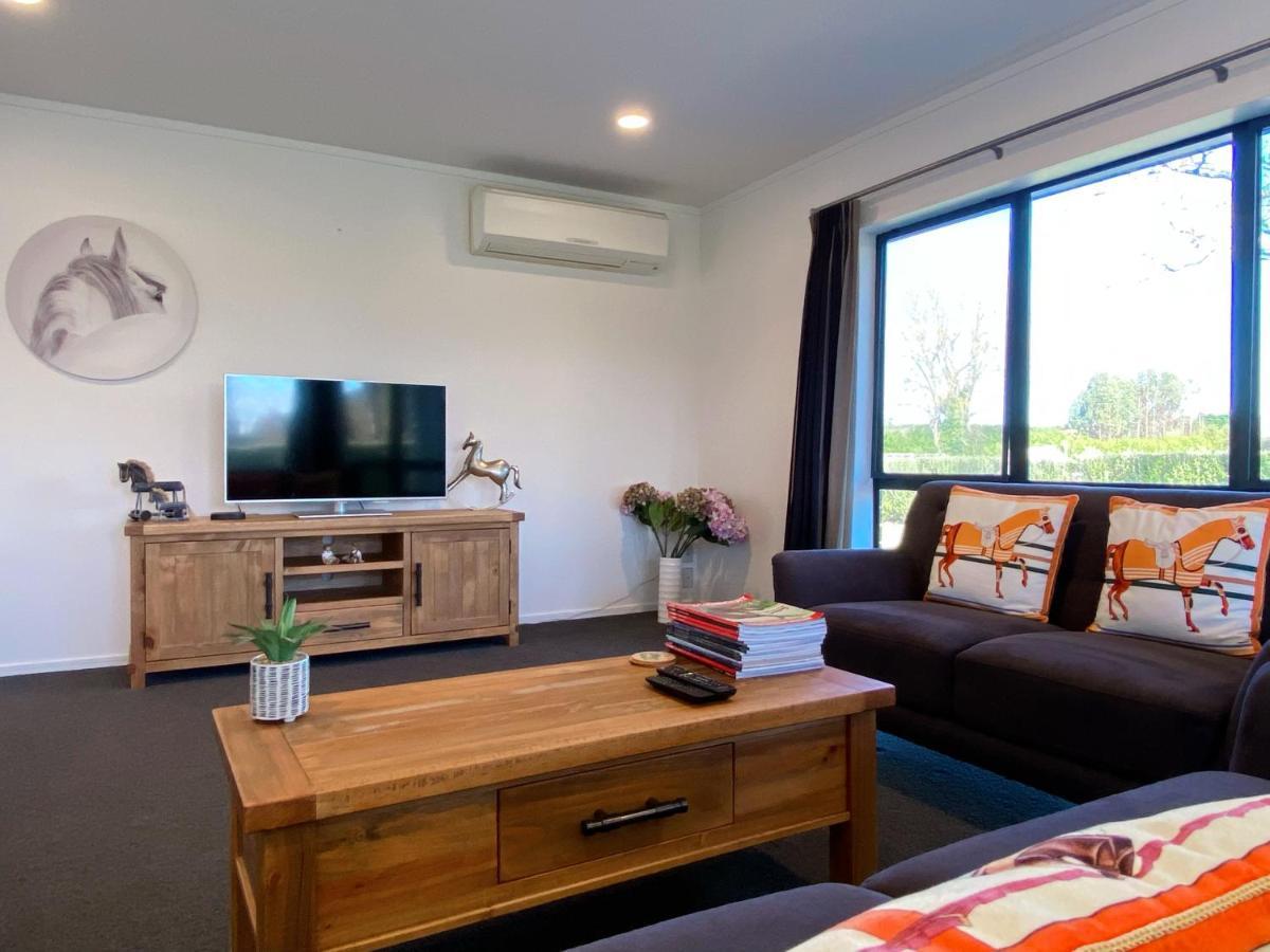 Unique Equestrian Lifestyle Bed & Breakfast Tamahere Bagian luar foto